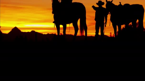 Cowboy Jinetes en el desierto al atardecer
 - Metraje, vídeo