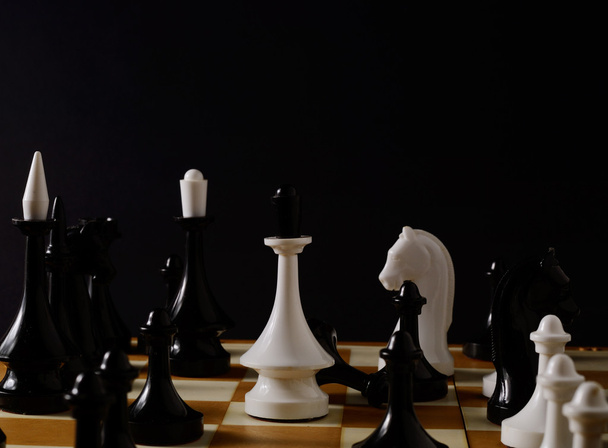 Černé a bílé šachové figurky na šachovnici - Fotografie, Obrázek