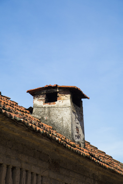 dak van oude Voortbouwend op blauwe hemel - Foto, afbeelding