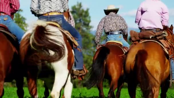 Cowboys en Cowgirls galopperen over bergketen - Video