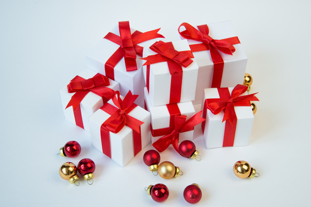 White gift box with red ribbon and Xmas ball - Фото, изображение