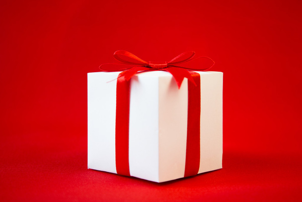 Big white gift box with beauty red ribbon bow - Fotoğraf, Görsel