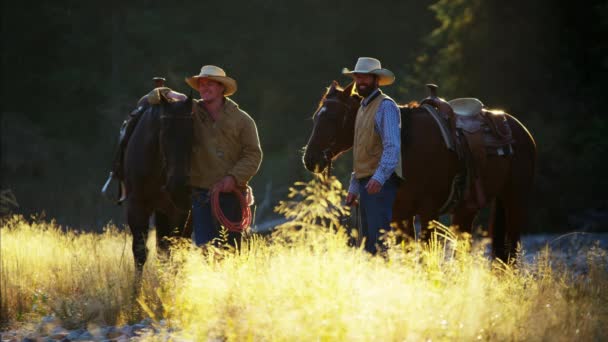Cowboys reiten Wald im Fluss - Filmmaterial, Video