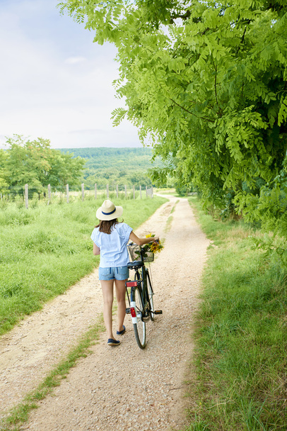 Bisikletini iterek kadın - Fotoğraf, Görsel