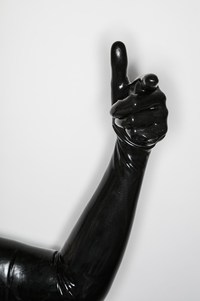 gesto de uma mão usando uma luva de látex preto, polegar para cima
 - Foto, Imagem
