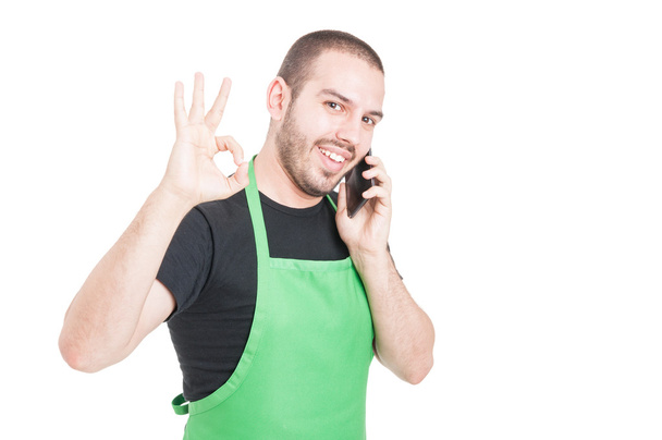 Hypermarket prodávající pořádku gesto na telefon mluví - Fotografie, Obrázek