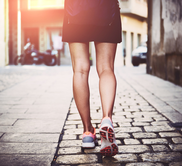 Stylish girl walking on the street - Foto, afbeelding