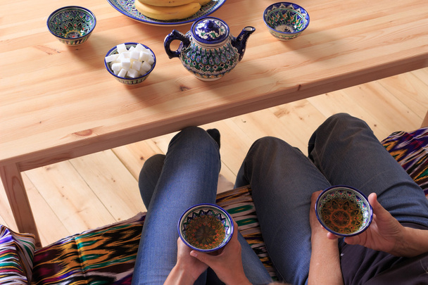 Two tourists relax in a cafe in Samarkand - Foto, imagen