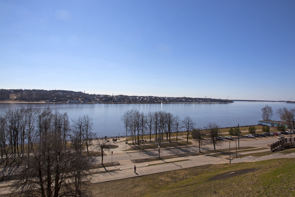 Kevät sininen taivas yli Volga joen Kostroma kaupunki
 - Valokuva, kuva