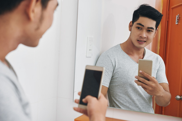 pořizování selfie muž v zrcadle - Fotografie, Obrázek