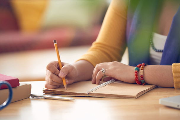 жіноча рука пише в підручнику
 - Фото, зображення