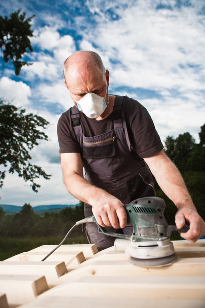 ξυλουργός λείανση ένα ξύλο με τριβείο - Φωτογραφία, εικόνα