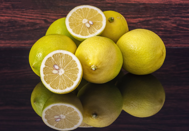 limón fresco y reflexión
 - Foto, imagen