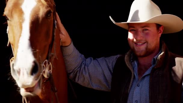 Cowboy mit seinem Pferd auf der Ranch - Filmmaterial, Video
