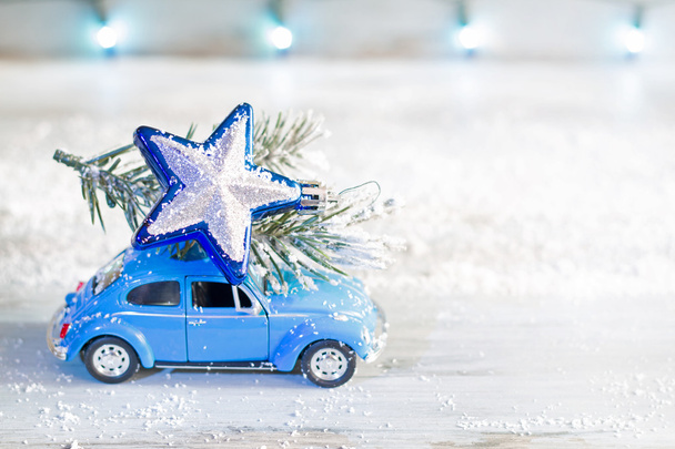 Τα Χριστούγεννα έρχονται αφηρημένη αστέρι με έλατα και αυτοκινήτων σε θολή φόντο μπλε - Φωτογραφία, εικόνα