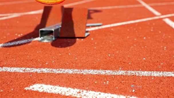 Стартовый блок для легкоатлетического спринтера на стадионе
 - Кадры, видео