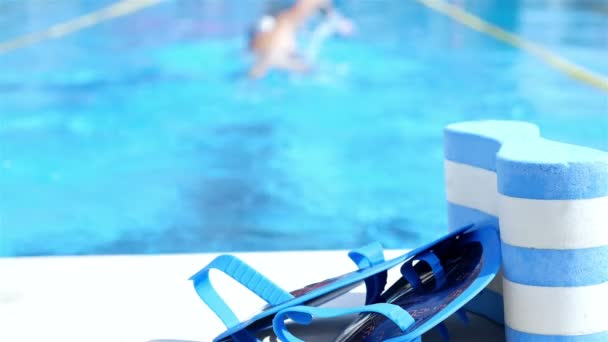 Medence felszerelés szélén, egy medencével, úszó a víz - Felvétel, videó
