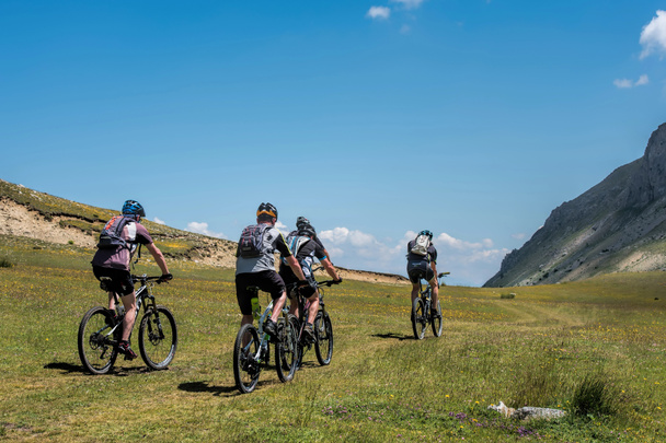 Bicicleta turistas montar en las montañas
 - Foto, imagen