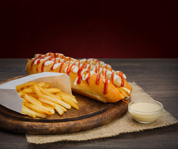 Cibo americano - classico hot dog con patatine fritte
 - Foto, immagini