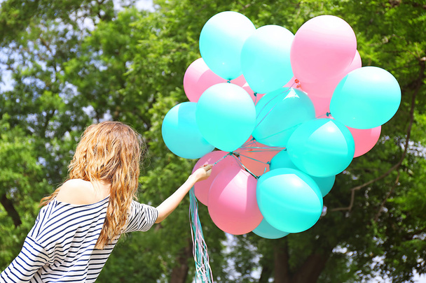жінка з різнокольоровими кульками
 - Фото, зображення