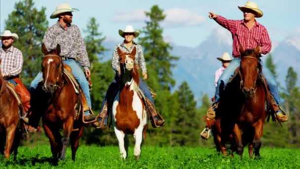 ιππείς στο εθνικό πάρκο Kootenay - Πλάνα, βίντεο