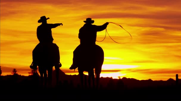Cowboy Jinetes en el desierto al atardecer
 - Imágenes, Vídeo