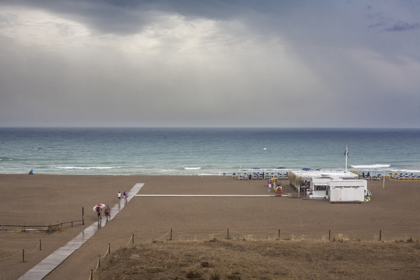 Tempête de pluie sur la plage pendant la saison estivale
 - Photo, image