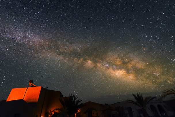 Via Láctea acima da aldeia perto do deserto do Saara à noite, Marrocos
 - Foto, Imagem