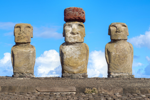 Moais w Rapa Nui National Park na Ahu Tongariki na wyspie Easter Island, Chile. - Zdjęcie, obraz