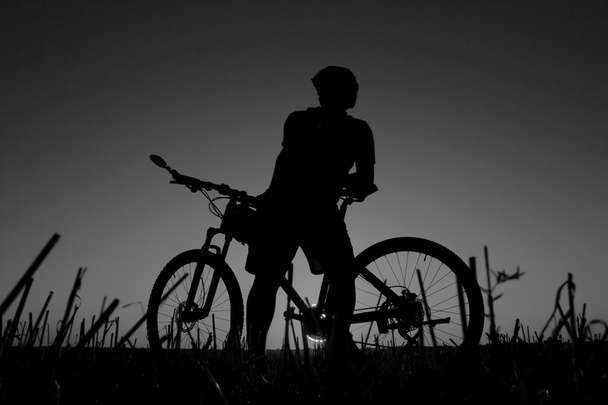 auringonlasku ja siluetti taustavalo bikers
 - Valokuva, kuva