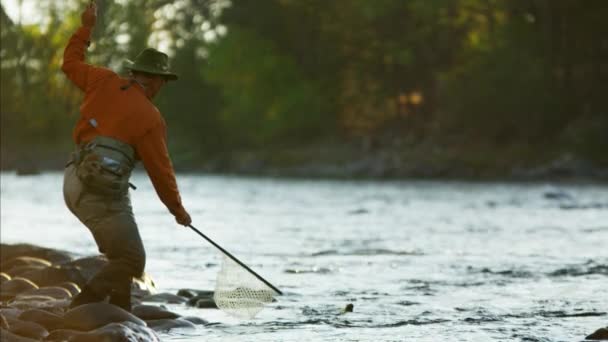  Fischer werfen Leine in Süßwasser - Filmmaterial, Video
