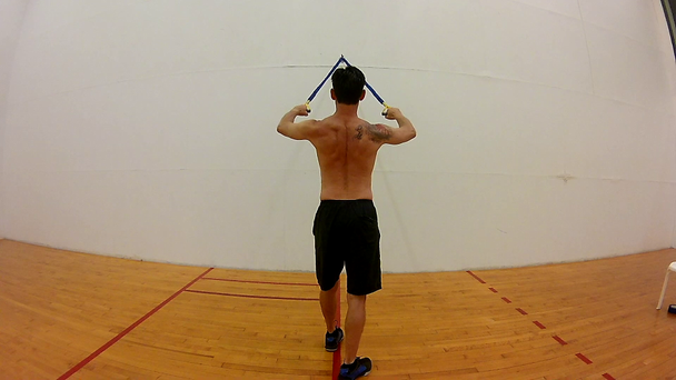 Muscular hombre fortalecimiento tirando de los músculos
 - Metraje, vídeo
