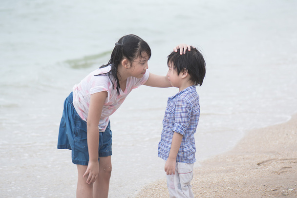 Hermosa chica asiática está consolando a su hermano llorando
  - Foto, Imagen