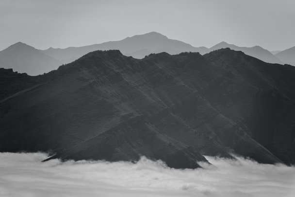 Mint a felhők és a köd, hegyek között - Fotó, kép