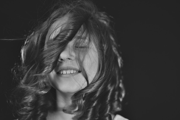 szép mosoly fiatal lány hullámos haj - Fotó, kép