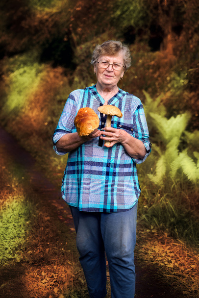 Caucasico felice attiva anziana donna anziana in possesso cee
 - Foto, immagini
