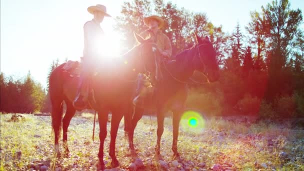 Cowboy lovas lovaglás lovak-völgyben - Felvétel, videó