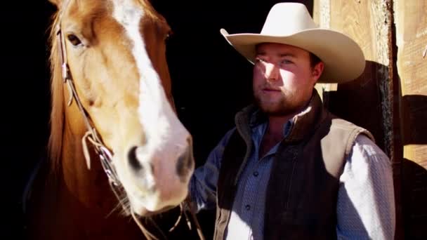 Cowboy-Bindung mit Pferd - Filmmaterial, Video
