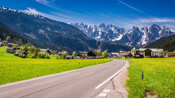 Road to beautiful village Gosau in Austrian Alps - Foto, immagini