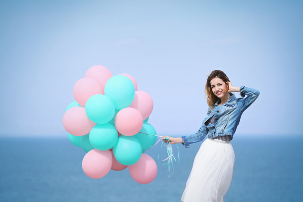 Frau mit bunten Luftballons - Foto, Bild