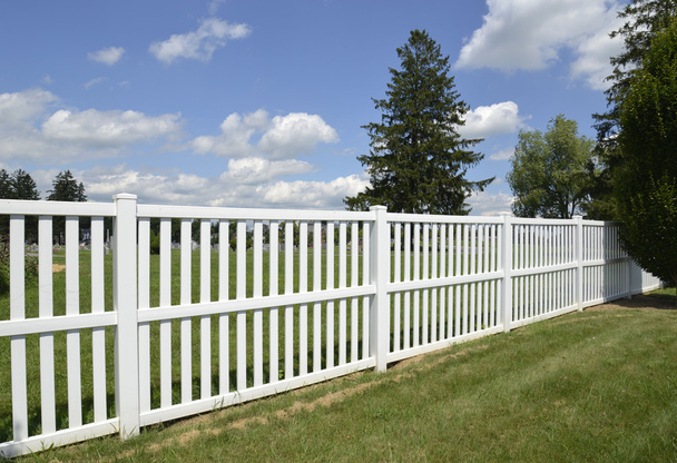 Білий вініловий паркан на зеленому газоні
 - Фото, зображення