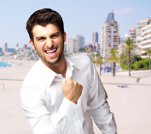 portrét úspěšný mladý muž proti pláži - Fotografie, Obrázek
