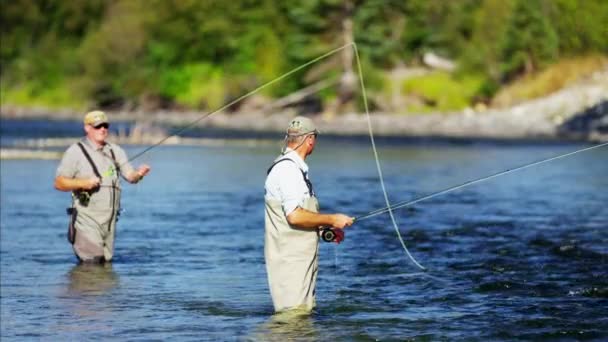 Kalastaja käyttää sauva ja kela valu linja
 - Materiaali, video