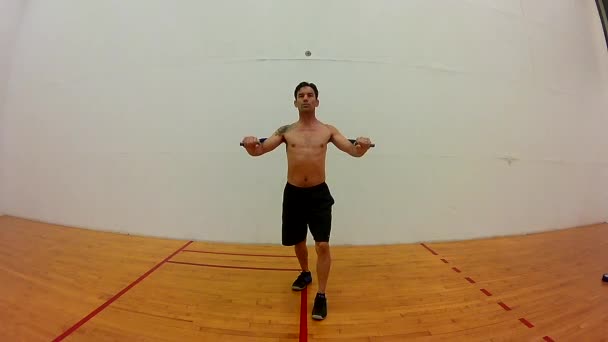 Hombre muscular fortaleciendo los músculos del pecho
  - Metraje, vídeo