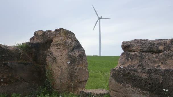 Ruïnes en windturbine in het veld - Video