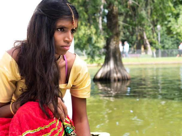 Красивая молодая индианка с красивыми глазами
 - Фото, изображение