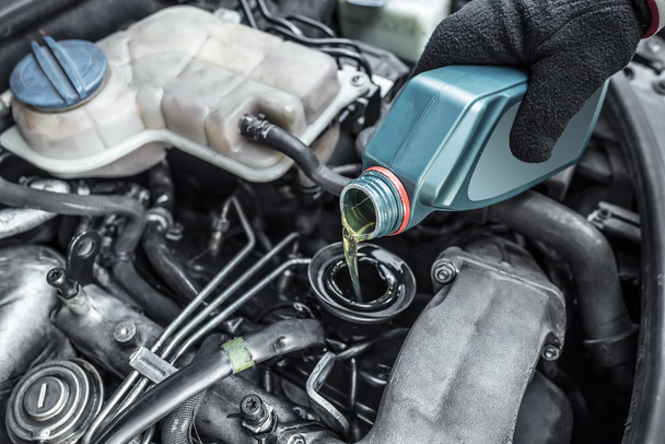 Autohersteller füllen das Öl im Automotor auf. - Foto, Bild
