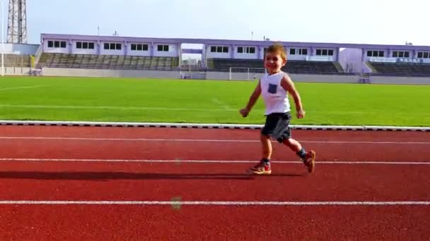 2 éves fiú futás-ban egy stadion - Felvétel, videó