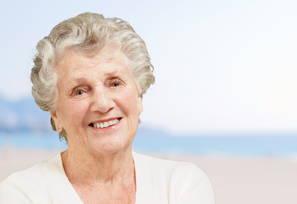 mulher sadia sênior sorrindo na praia
 - Foto, Imagem