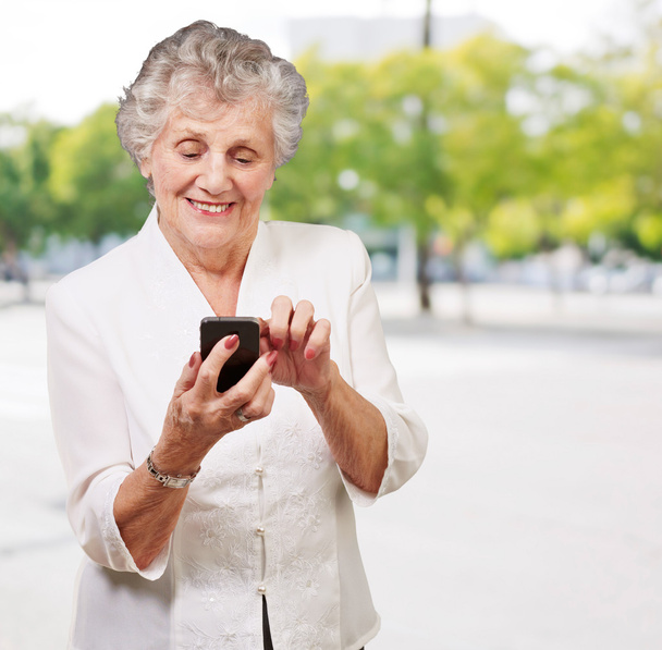 Senior mulher usando celular
 - Foto, Imagem